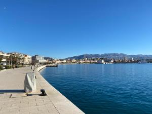een uitzicht op een waterlichaam naast een stad bij Prime Location Penthouse apt with a large terrace in Split