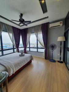 梳邦再也的住宿－USJ One Subang Jaya by Widebed，一间卧室配有一张床和吊扇