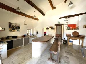 eine große Küche mit einer Holztheke in der Unterkunft La Maison de Vergol in Montbrun-les-Bains