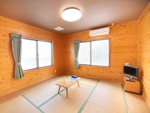 Televiisor ja/või meelelahutuskeskus majutusasutuses Tabist Hamatoya Ryokan Mens Only
