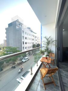 岑山的住宿－An Cường Hotel，阳台配有两把椅子,享有街道的景色