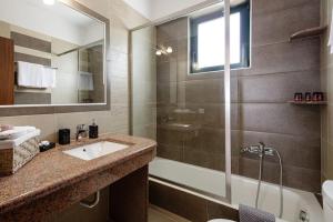 Koupelna v ubytování Galini House