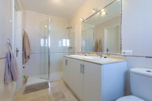 biała łazienka z umywalką i prysznicem w obiekcie Super Villa priv heated pool 3bed w mieście La Cala de Mijas