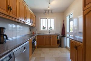 Kuchnia lub aneks kuchenny w obiekcie Super Villa priv heated pool 3bed