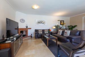 salon z kanapą i telewizorem w obiekcie Super Villa priv heated pool 3bed w mieście La Cala de Mijas