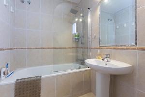 Łazienka w obiekcie Super Villa priv heated pool 3bed