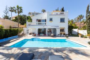 willa z basenem przed domem w obiekcie Super Villa priv heated pool 3bed w mieście La Cala de Mijas