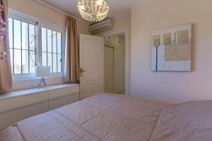 Łóżko lub łóżka w pokoju w obiekcie Super Villa priv heated pool 3bed