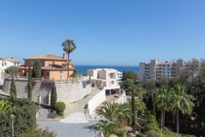 widok na miasto z budynkami i palmami w obiekcie Super Villa priv heated pool 3bed w mieście La Cala de Mijas