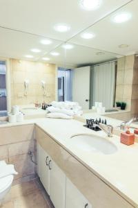 Bathroom sa Almog Beach apt Hotel מלון דירות אלמוג ביץ'