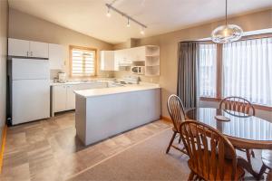 A kitchen or kitchenette at Himwitsa Lodge