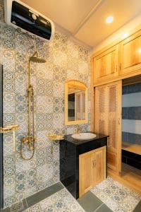 a bathroom with a sink and a shower at Kim Xuan Bungalow in Phú Quốc