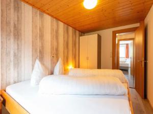 Postel nebo postele na pokoji v ubytování Apartment in Sankt Gallenkirch near Ski Lift