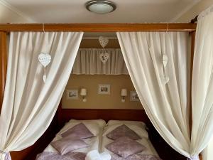 Posteľ alebo postele v izbe v ubytovaní Zámecký Hotel Zlatý Orel