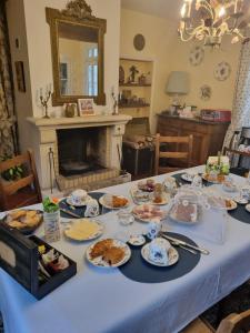 una mesa con platos de comida. en Le Moulin en Pontoise-lès-Noyon