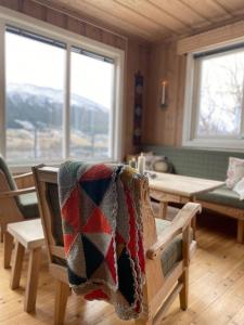 una manta en la parte trasera de una silla en la sala de estar en Stort og autentisk hus i Skjåk - kort vei til Lom!, en Skjåk