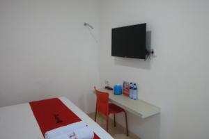 A television and/or entertainment centre at RedDoorz near Mall Ratu Indah 3