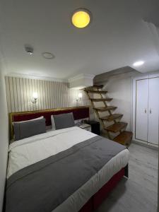 um quarto com uma cama grande e uma escada em RHYTHM HOTEL em Istambul