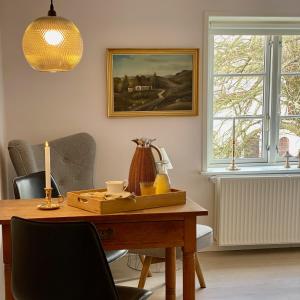 une salle à manger avec une table et une photo sur le mur dans l'établissement Rønhave, à Sønderborg