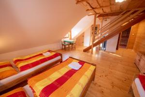 2 Betten in einem Zimmer mit Dachgeschoss in der Unterkunft Ubytování U nás doma in Baška