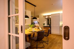 uma sala de jantar e cozinha com mesa e cadeiras em eichberg living em Leutschach