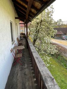 un porche con 2 bancos y una valla de madera en Ferienwohnung Aumühle en Freilassing
