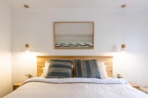 a bedroom with a bed with a picture on the wall at Villa Marlee Margaret River in Margaret River Town