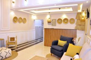 uma sala de estar com um sofá azul e almofadas amarelas em مساكن الدار 9 em Abha