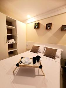 Zimmer mit einem Bett und einem Tablett darauf in der Unterkunft Flat Comfort Beira Mar Manaíra in João Pessoa