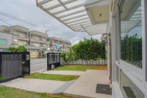 an entrance to a house with a white pergola at Siang Jhan B&B in Taitung City