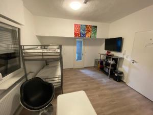 a bedroom with bunk beds and a desk and a chair at 4-Jahreszeiten FeWo im Herzen Montabaur in Montabaur