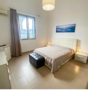 Il MonteにあるPorto Gaio Accomodationのベッドルーム1室(ベッド1台、大きな窓付)