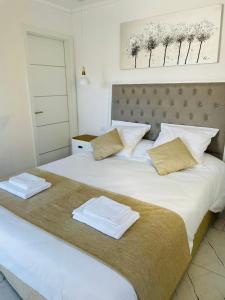 1 cama blanca grande con 2 toallas en A CASA DI JO, en Calenzana