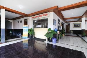 ein Gebäude mit einer Lobby mit Pflanzen in der Unterkunft Abang Hotel Ciwidey in Bandung