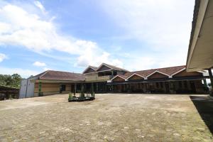 a building with a courtyard in front of it at Abang Hotel Ciwidey in Bandung