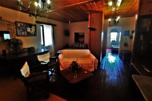 Televízia a/alebo spoločenská miestnosť v ubytovaní Panorea's Stone House + 14 fotografií