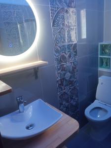 Kúpeľňa v ubytovaní Agios Georgios - 2 Beds - Sleeps 5 - Free Parking