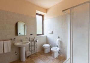 A bathroom at Hotel Borgo in Irpinia - L'Angolo Verde