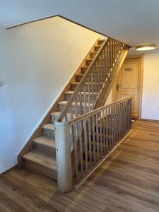 una escalera en una casa con barandilla de madera en Oberstöberl, en Bischofswiesen