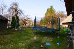 um parque infantil com um trampolim num quintal em Farmhouse pri Miklavu em Bohinj