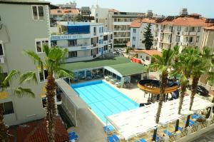 Bazén v ubytování Saygılı Beach Hotel nebo v jeho okolí