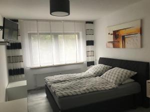 een slaapkamer met een bank voor een raam bij Ferienwohnung Wintergarten in Bad Pyrmont