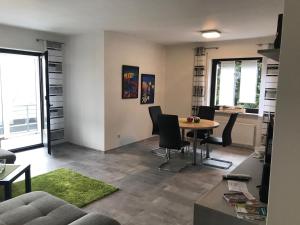 a living room with a table and chairs at Ferienwohnung Wintergarten in Bad Pyrmont