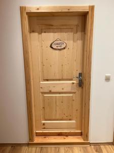 eine Holztür in einem Zimmer mit einem Schild darauf in der Unterkunft Oberstöberl in Bischofswiesen