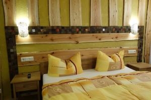 a bedroom with a bed with yellow pillows at Ferienwohnung - Haus Molle in Benneckenstein