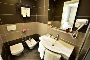 A bathroom at Palazzo Rosenthal Vesuview Hotel & Resort