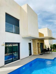 une maison avec une piscine en face de celle-ci dans l'établissement Luxury villa with private pool, à Rojales