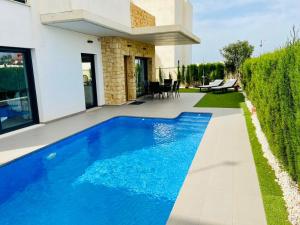 - une piscine dans l'arrière-cour d'une maison dans l'établissement Luxury villa with private pool, à Rojales