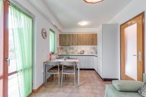 a kitchen with a table and a counter top at Apartment Mirijana in Tar