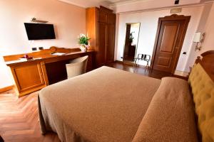 A television and/or entertainment centre at Palazzo Rosenthal Vesuview Hotel & Resort